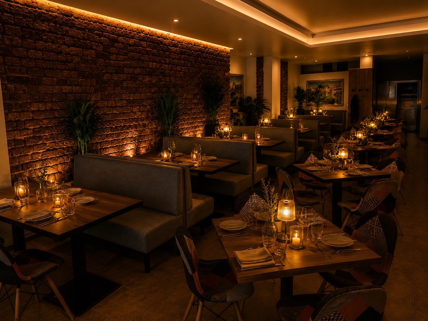 Warm beleuchteter Gastraum im Ristorante Rialto in Greifswald am Abend
